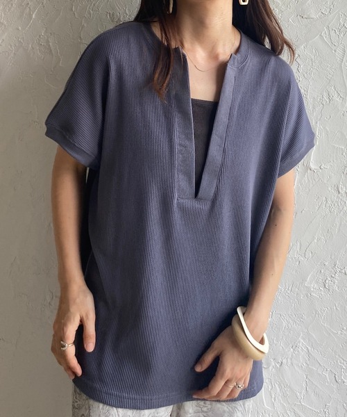 She's Closet（シーズクローゼット）の「深Vネックワッフルサイドスリットプルオーバー半袖Tシャツ（Tシャツ/カットソー・レディース・アイボリー/ブルーグレー/モカ・FREE）」の2枚目の写真