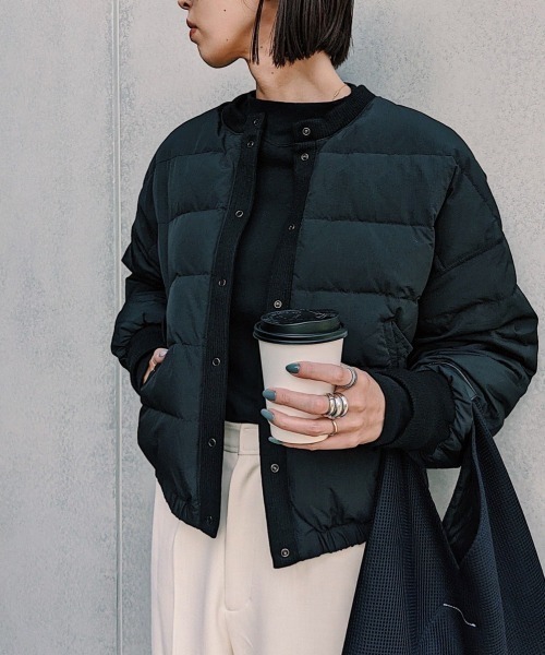 audrey and john wad（オードリーアンドジョンワッド）の「【Audrey and John Wad】ノーカラーショートダウンブルゾン（ダウンジャケット/コート・レディース・ホワイト/ブラック/カーキ/グレイッシュブルー・FREE）」の3枚目の写真