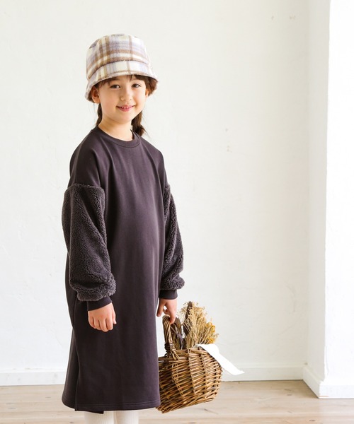pairmanon（ペアマノン）の「【万能スウェット】ボア切替 ビッグシルエットロングワンピース（ワンピース・キッズ・ブラウン/ミント/ブラック/グレイッシュベージュ/モカ・100/120/150/130/140/110/90）」の2枚目の写真