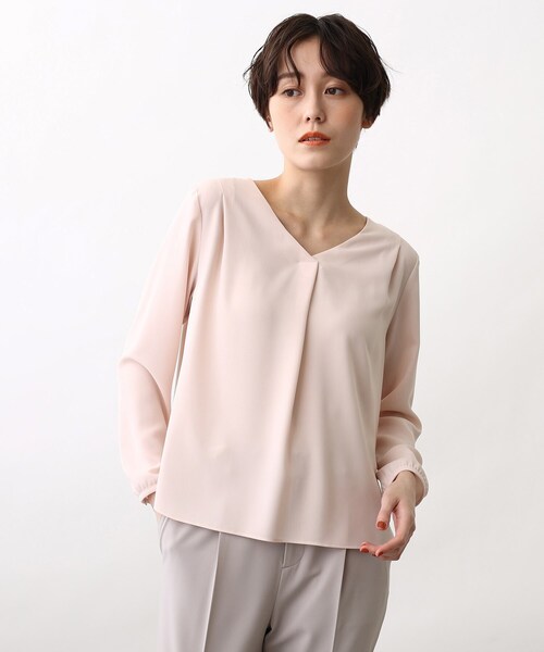 INDIVI（インディヴィ）の「◆【洗える/UVケア/吸水速乾/エコ】タックデザインVネックブラウス（シャツ/ブラウス・レディース・ライトグレー/ネイビー/オフホワイト/ピンク系その他/サックスブルー系5・40/38/42/36/34/03/05/12/15 /13/19）」の5枚目の写真