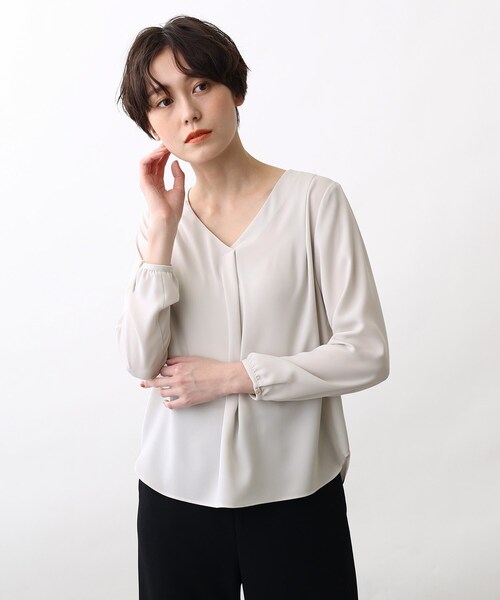 INDIVI（インディヴィ）の「◆【洗える/UVケア/吸水速乾/エコ】タックデザインVネックブラウス（シャツ/ブラウス・レディース・ライトグレー/ネイビー/オフホワイト/ピンク系その他/サックスブルー系5・40/38/42/36/34/03/05/12/15 /13/19）」の3枚目の写真