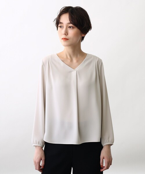 INDIVI（インディヴィ）の「◆【洗える/UVケア/吸水速乾/エコ】タックデザインVネックブラウス（シャツ/ブラウス・レディース・ライトグレー/ネイビー/オフホワイト/ピンク系その他/サックスブルー系5・40/38/42/36/34/03/05/12/15 /13/19）」の19枚目の写真