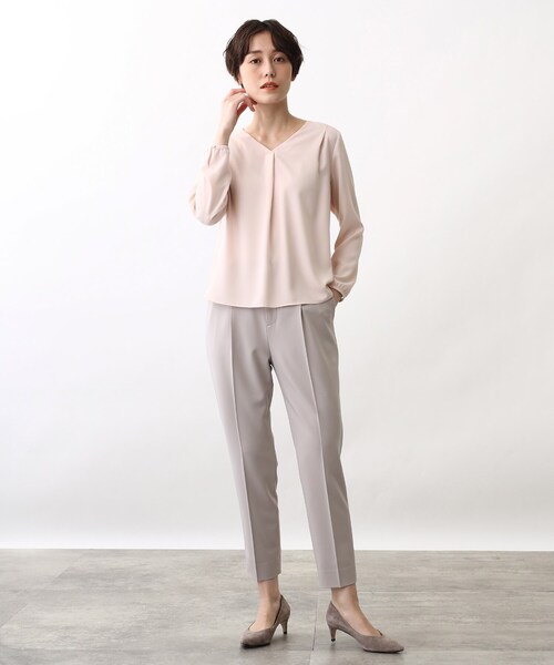 INDIVI（インディヴィ）の「◆【洗える/UVケア/吸水速乾/エコ】タックデザインVネックブラウス（シャツ/ブラウス・レディース・ライトグレー/ネイビー/オフホワイト/ピンク系その他/サックスブルー系5・40/38/42/36/34/03/05/12/15 /13/19）」の9枚目の写真