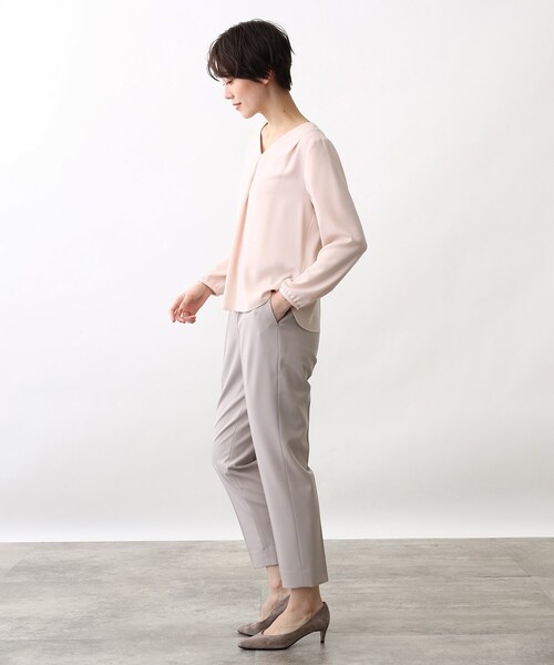 INDIVI（インディヴィ）の「◆【洗える/UVケア/吸水速乾/エコ】タックデザインVネックブラウス（シャツ/ブラウス・レディース・ライトグレー/ネイビー/オフホワイト/ピンク系その他/サックスブルー系5・40/38/42/36/34/03/05/12/15 /13/19）」の10枚目の写真