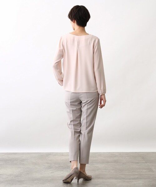 INDIVI（インディヴィ）の「◆【洗える/UVケア/吸水速乾/エコ】タックデザインVネックブラウス（シャツ/ブラウス・レディース・ライトグレー/ネイビー/オフホワイト/ピンク系その他/サックスブルー系5・40/38/42/36/34/03/05/12/15 /13/19）」の11枚目の写真