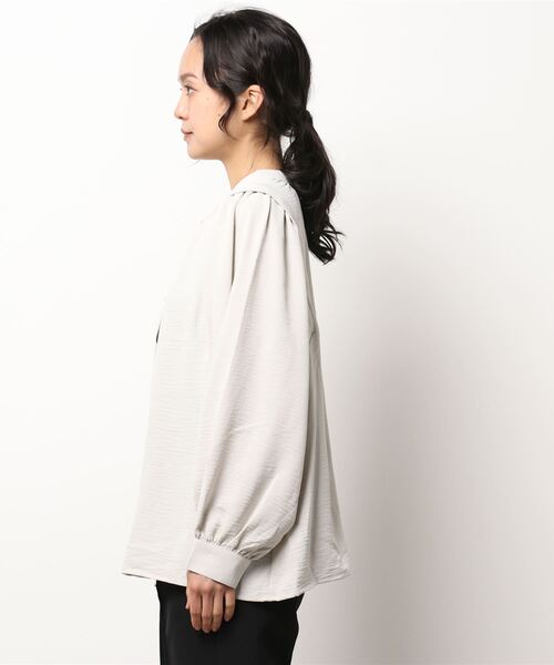 REAL CUBE(リアルキューブ)の「前後2wayショルダータックとろみブラウス(シャツ/ブラウス・レディース・ブラック/グレイッシュベージュ・M/L)」の6枚目の写真