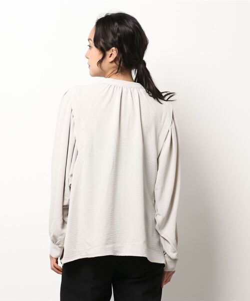 REAL CUBE(リアルキューブ)の「前後2wayショルダータックとろみブラウス(シャツ/ブラウス・レディース・ブラック/グレイッシュベージュ・M/L)」の15枚目の写真