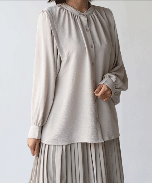 REAL CUBE(リアルキューブ)の「前後2wayショルダータックとろみブラウス(シャツ/ブラウス・レディース・ブラック/グレイッシュベージュ・M/L)」の2枚目の写真