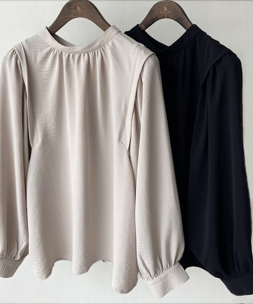 REAL CUBE(リアルキューブ)の「前後2wayショルダータックとろみブラウス(シャツ/ブラウス・レディース・ブラック/グレイッシュベージュ・M/L)」の3枚目の写真