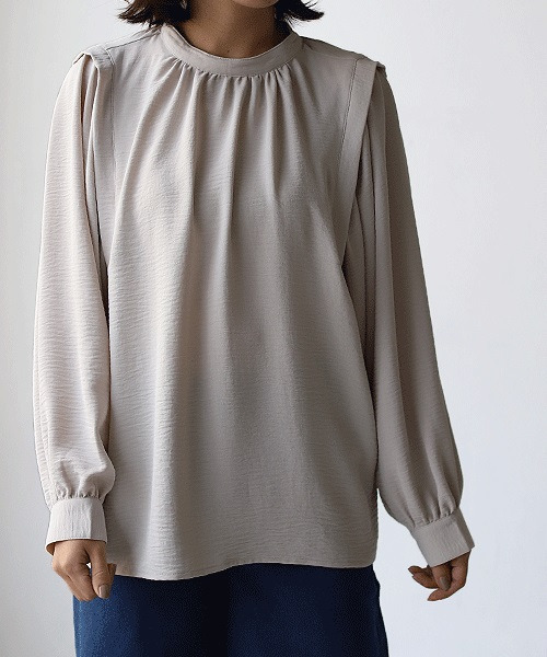 REAL CUBE(リアルキューブ)の「前後2wayショルダータックとろみブラウス(シャツ/ブラウス・レディース・ブラック/グレイッシュベージュ・M/L)」の7枚目の写真