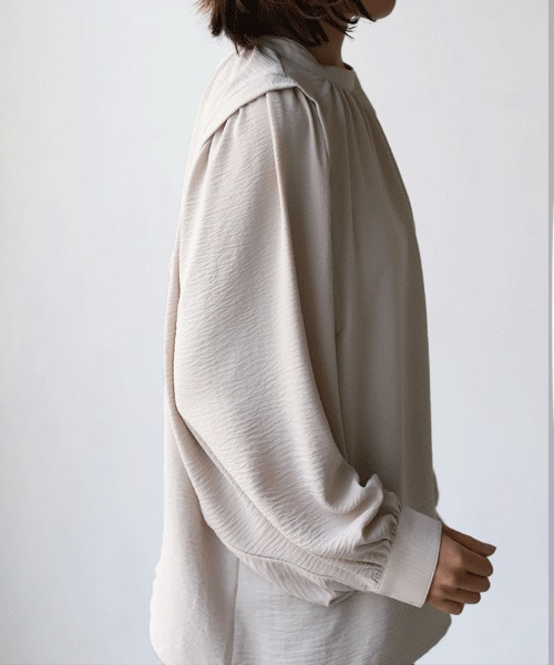 REAL CUBE(リアルキューブ)の「前後2wayショルダータックとろみブラウス(シャツ/ブラウス・レディース・ブラック/グレイッシュベージュ・M/L)」の9枚目の写真