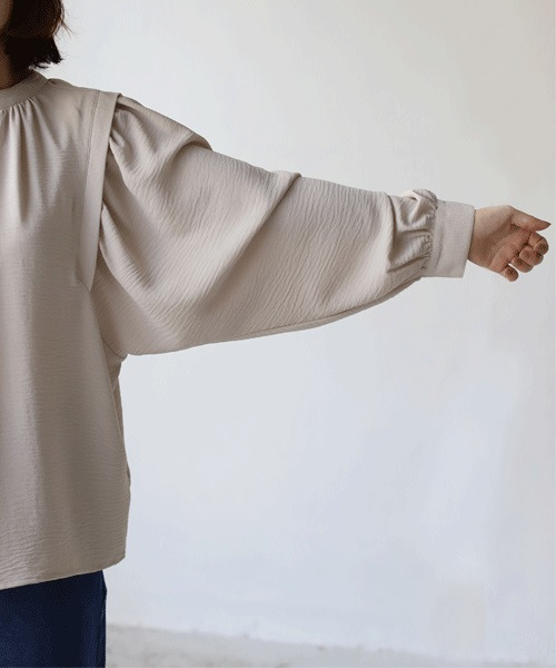 REAL CUBE(リアルキューブ)の「前後2wayショルダータックとろみブラウス(シャツ/ブラウス・レディース・ブラック/グレイッシュベージュ・M/L)」の11枚目の写真