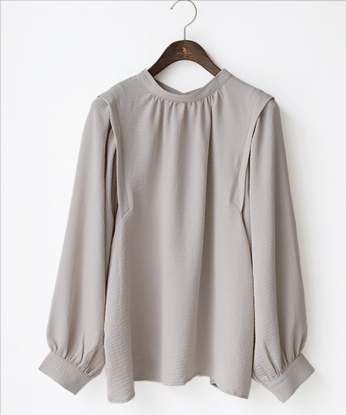 REAL CUBE(リアルキューブ)の「前後2wayショルダータックとろみブラウス(シャツ/ブラウス・レディース・ブラック/グレイッシュベージュ・M/L)」の4枚目の写真