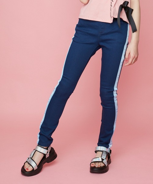 JENNI love(ジェニィラブ)の「テープロゴデニムレギパン(デニムパンツ・キッズ・ブルー/ネイビー・130cm/140cm/150cm/160cm)」の2枚目の写真