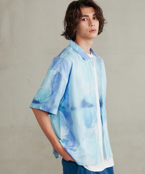 Revo.(レボ)の「Revo. 水彩タッチ アートパターン リラックスフィット 半袖 柄シャツ(シャツ/ブラウス・メンズ・ブルー/パープル/ライム・1/2)」の2枚目の写真