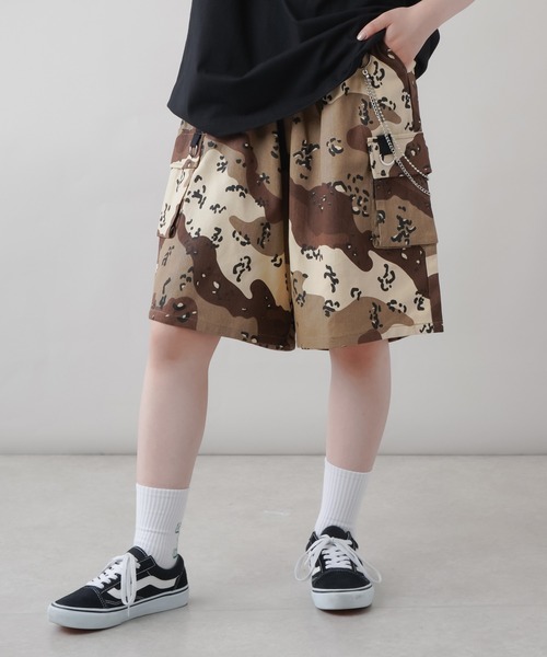 SPINNS(スピンズ)の「ウォレットチェーン付 ツイル ハーフカーゴパンツ(カーゴパンツ・レディース・オフホワイト/カモフラージュ/ブラック/ブルー系その他/グリーン/ブラック系その他/ベージュ・ONESIZE)」の1枚目の写真
