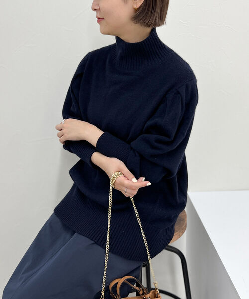 NOLLEY’S(ノーリーズ)の「◇【WEB限定】7Gカシミヤブレンドハイネックパフスリーブプルオーバーニット(ニット/セーター・レディース・ベージュ/ネイビー/グレー/オフホワイト・38)」の4枚目の写真