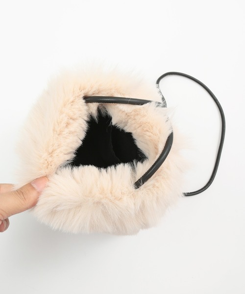 Honeys（ハニーズ）の「エコファーショルダーＢａｇ（ショルダーバッグ・レディース・ベージュ/グレー/アイボリー/モカ・FREE）」の6枚目の写真