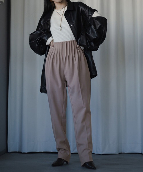 Ezick(エジック)の「Pleats tuck ルーズスラックス(スラックス・レディース・ダークブルー/ピンクベージュ/チャコールグレー・FREE)」の4枚目の写真