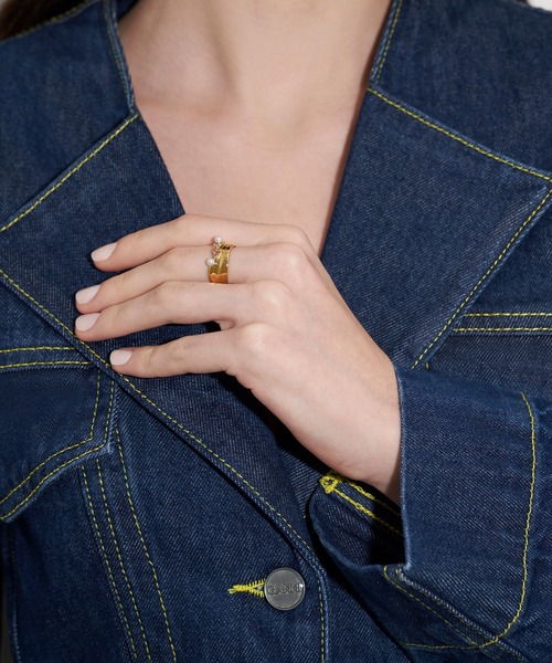 CHARLES & KEITH（チャールズ & キース）の「ビーズド&クリスタルエンベリッシュド ワイドバンドリング（リング・レディース・アイボリー/ゴールド系その他/ライラック・M/S）」の2枚目の写真