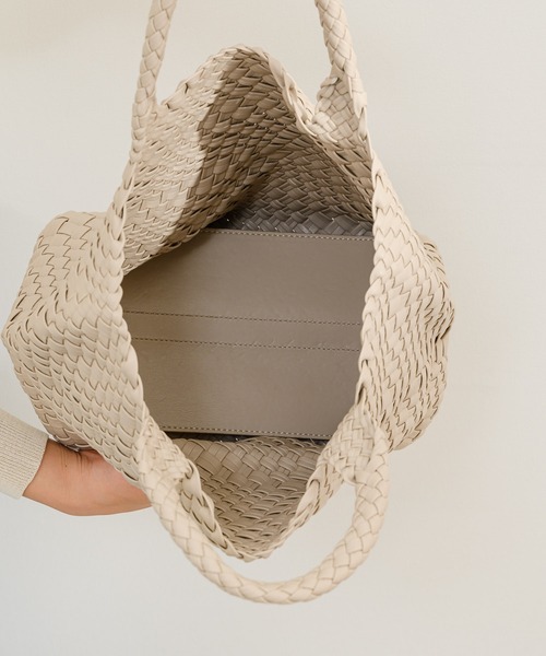 Shiraleah（シャラレア）の「【KATHARINE ROSS】Shiraleah PUレザー編み込みトートバッグ（トートバッグ・レディース・アイボリー・MEDIUM）」の17枚目の写真