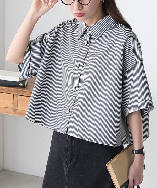 BONLECILL（ボンルシール）の「パールボタンクロップドレギュラーカラー半袖シャツ（シャツ/ブラウス・レディース・オフホワイト/ブルー/ネイビー系/ブラック系/ピンク/ブラック系2/オレンジ/ブラック系1・FREE）」の4枚目の写真