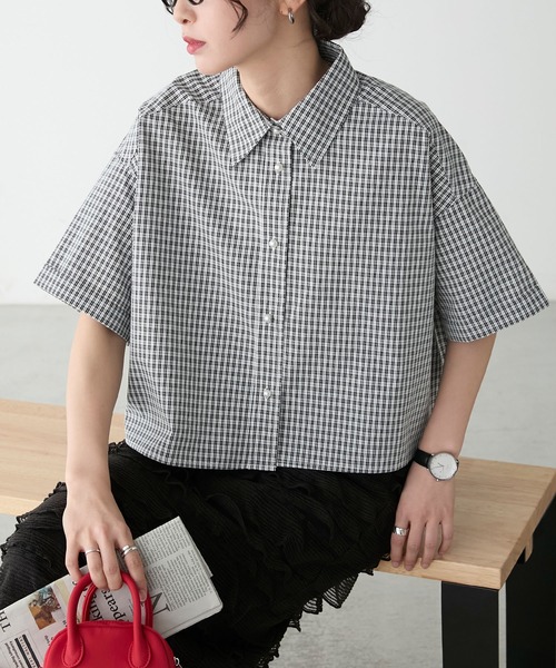 BONLECILL（ボンルシール）の「パールボタンクロップドレギュラーカラー半袖シャツ（シャツ/ブラウス・レディース・オフホワイト/ブルー/ネイビー系/ブラック系/ピンク/ブラック系2/オレンジ/ブラック系1・FREE）」の5枚目の写真