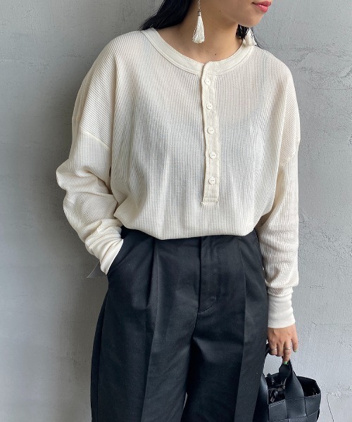 HANES（ヘインズ）の「[HANES/ヘインズ] UNDIES ヘンリーネック サーマルカットソー（Tシャツ/カットソー・レディース・ブラック/オフホワイト/ブラウン・F）」の6枚目の写真