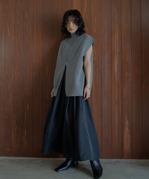 hellam(へラム)の「ナイロン タックフレアスカート(スカート・レディース・チャコールグレー/アイボリー/カーキ/ブラック・FREE)」の5枚目の写真