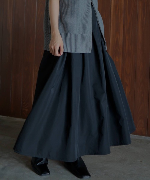 hellam(へラム)の「ナイロン タックフレアスカート(スカート・レディース・チャコールグレー/アイボリー/カーキ/ブラック・FREE)」の7枚目の写真