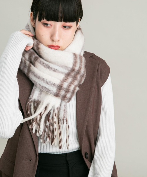 KBF（ケイビーエフ）の「BIGフリンジチェックストール（マフラー・レディース・イエロー系その他/グレー系その他/ホワイト系その他・ONE）」の2枚目の写真