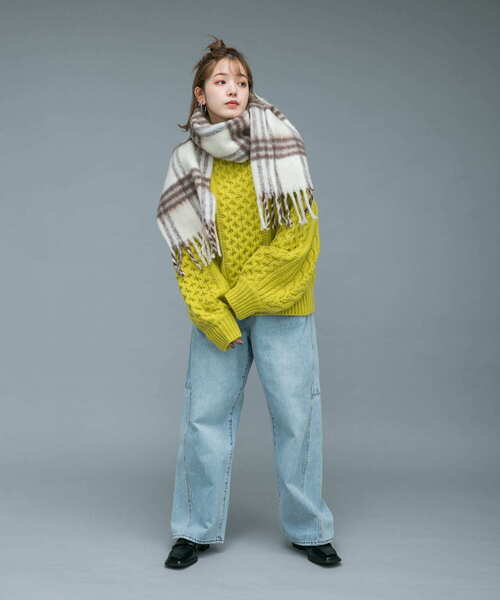 KBF（ケイビーエフ）の「BIGフリンジチェックストール（マフラー・レディース・イエロー系その他/グレー系その他/ホワイト系その他・ONE）」の6枚目の写真