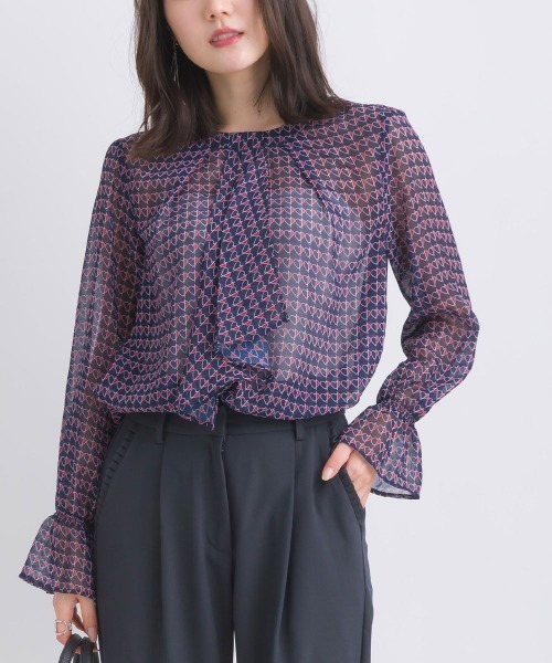 PICCIN PERLA(ピッチンペルラ)の「ハートプリントボウタイ長袖ブラウス(シャツ/ブラウス・レディース・オフホワイト/ネイビー・M)」の2枚目の写真