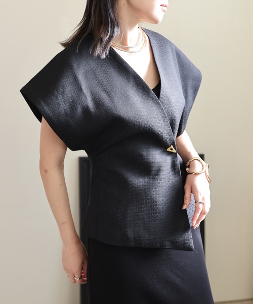 ULEULA(ウルア)の「金釦Vネックデザインベスト(ベスト・レディース・ブラック・FREE)」の2枚目の写真