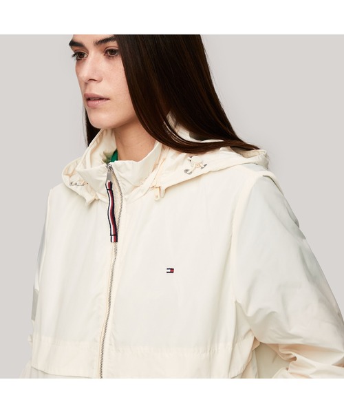 TOMMY HILFIGER(トミーヒルフィガー)の「トランジショナルフーデッドウィンドブレーカー(マウンテンパーカー・レディース・ネイビー/アイボリー・MEDIUM/SMALL/X-SMALL)」の7枚目の写真