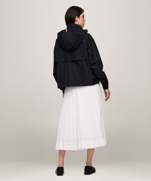 TOMMY HILFIGER(トミーヒルフィガー)の「トランジショナルフーデッドウィンドブレーカー(マウンテンパーカー・レディース・ネイビー/アイボリー・MEDIUM/SMALL/X-SMALL)」の8枚目の写真