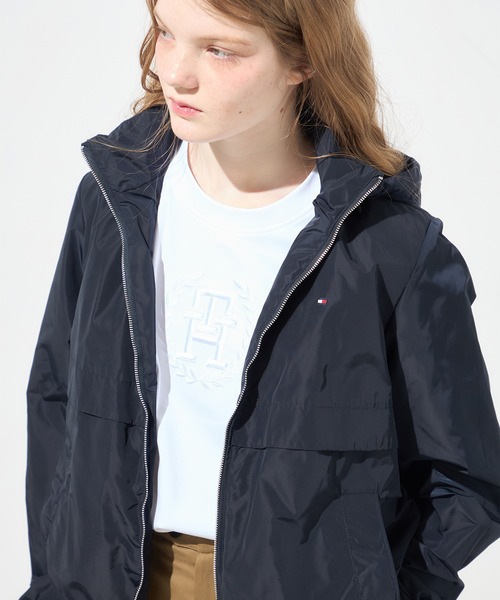 TOMMY HILFIGER(トミーヒルフィガー)の「トランジショナルフーデッドウィンドブレーカー(マウンテンパーカー・レディース・ネイビー/アイボリー・MEDIUM/SMALL/X-SMALL)」の17枚目の写真