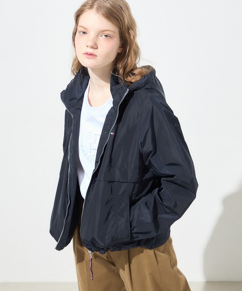 TOMMY HILFIGER(トミーヒルフィガー)の「トランジショナルフーデッドウィンドブレーカー(マウンテンパーカー・レディース・ネイビー/アイボリー・MEDIUM/SMALL/X-SMALL)」の19枚目の写真