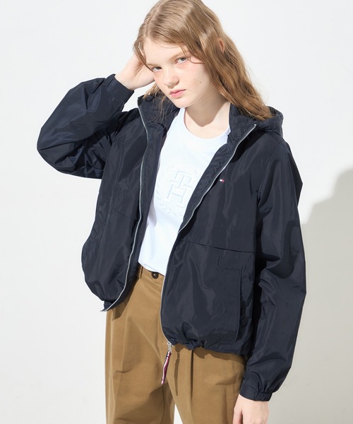 TOMMY HILFIGER(トミーヒルフィガー)の「トランジショナルフーデッドウィンドブレーカー(マウンテンパーカー・レディース・ネイビー/アイボリー・MEDIUM/SMALL/X-SMALL)」の16枚目の写真