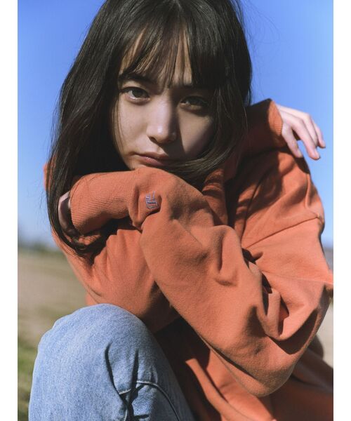 Ungrid(アングリッド)の「井桁弘恵さんコラボ ハーフジップロゴスウェット(スウェット・レディース・カーキ/オレンジ/ブルー・FREE)」の4枚目の写真