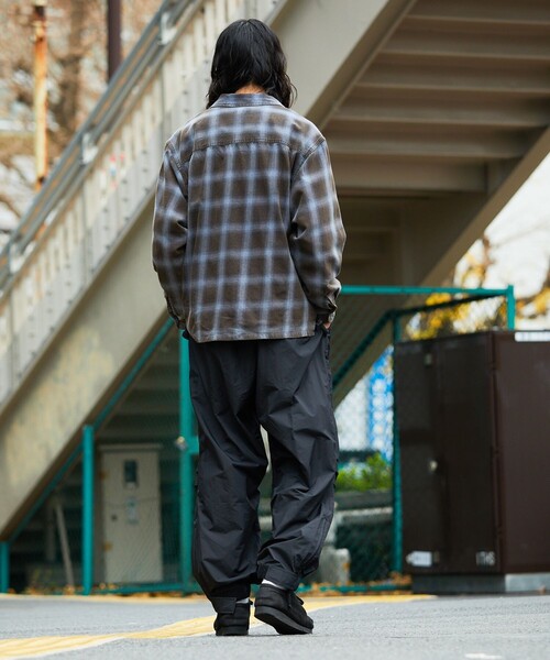 FREAK'S STORE（フリークスストア）の「ブリーチ加工 オープンカラー オンブレチェック シャツ/ロングスリーブ/リラックスフィット（シャツ/ブラウス・メンズ・ブラック/ブルー/ホワイト/グリーン・MEDIUM/LARGE）」の22枚目の写真