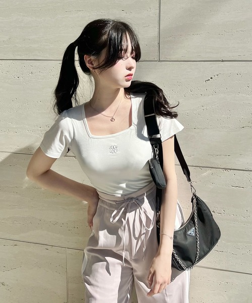 STRAY SHEEP(ストレイシープ)の「【STRAY SHEEP/ストレイシープ】クロップドスクエアネックTシャツ/ショート丈トップス(Tシャツ/カットソー・レディース・ブラック/ホワイト・MEDIUM)」の1枚目の写真