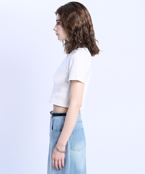 adree(アドリー)の「square neck ADREE logo short T shirt /スクエアネックADREEロゴショートTシャツ(Tシャツ/カットソー・レディース・ブラック/ホワイト・SMALL/MEDIUM)」の3枚目の写真