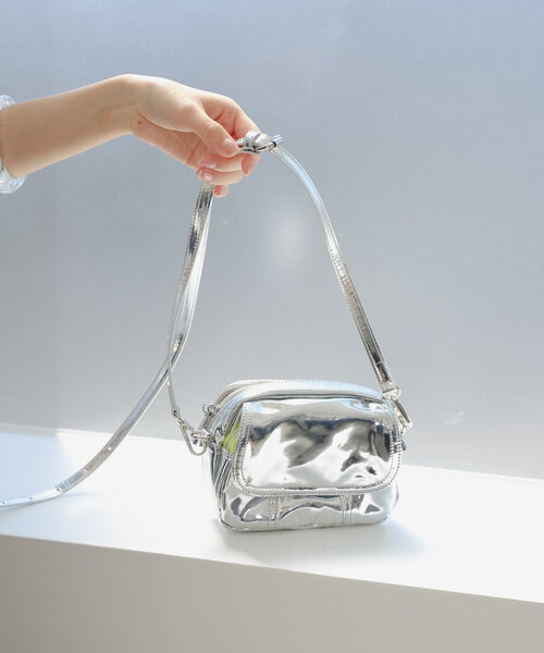 Kastane（カスタネ）の「2WAYコンパクトマルチバッグ（ショルダーバッグ・レディース・シルバー/ブラック・FREE）」の4枚目の写真