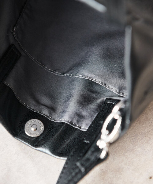 un dix cors（アンディコール）の「メタリックフェイクレザー2WAYトートバッグ（トートバッグ・レディース・シルバー/ブラック・FREE）」の16枚目の写真