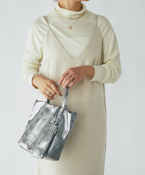 un dix cors（アンディコール）の「メタリックフェイクレザー2WAYトートバッグ（トートバッグ・レディース・シルバー/ブラック・FREE）」の4枚目の写真