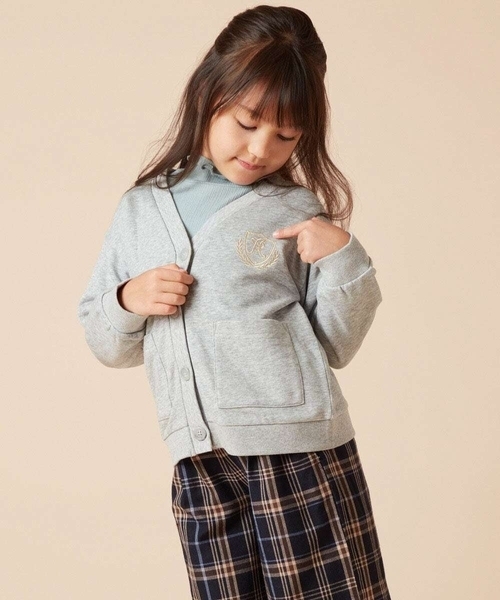 a.v.v（アーヴェヴェ）の「[140-150]エンブレム刺繍入り裏毛カーディガン（カーディガン/ボレロ・キッズ・グレー/ブラック・140/150）」の4枚目の写真