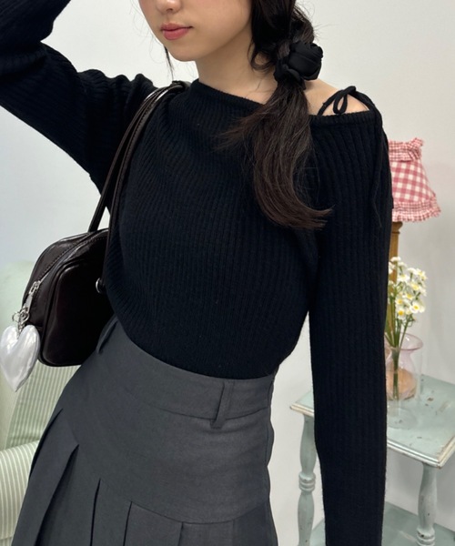 Birthday room(バースデイルーム)の「ワンショルダーリボンリブニット / one shoulder ribbon rib knit(ニット/セーター・レディース・アイボリー/ブラック/レッド・FREE)」の10枚目の写真