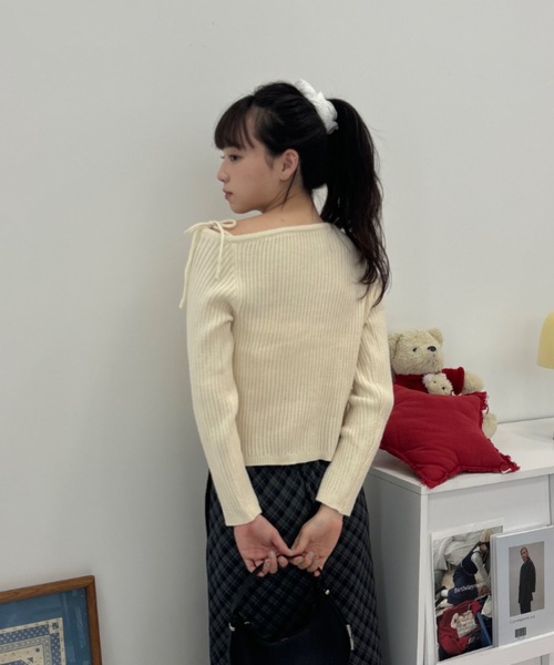 Birthday room(バースデイルーム)の「ワンショルダーリボンリブニット / one shoulder ribbon rib knit(ニット/セーター・レディース・アイボリー/ブラック/レッド・FREE)」の7枚目の写真