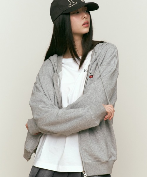 KIRSH（キルシー）の「KIRSH SMALL CHERRY REGULAR FIT HOODIE ZIP UP キルシー スモールチェリー レギュラー フィット フーディー ジップアップ【S】（パーカー・レディース・グレー/ブラック/ピンク・ONE SIZE）」の2枚目の写真